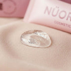 Packaging et texture du fixateur corporel NÜOR Cosmetic